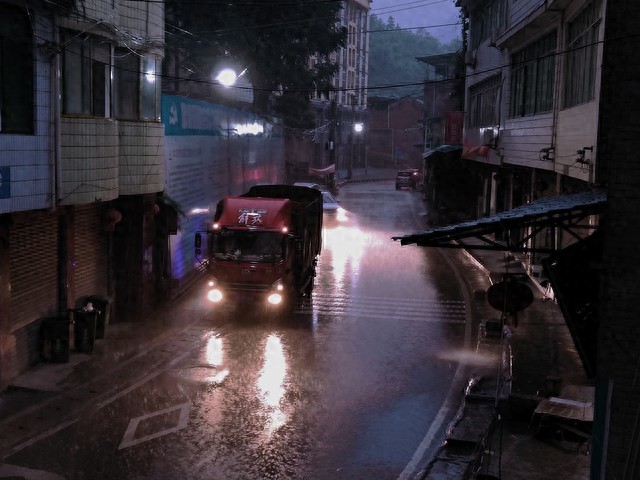 出行提示_暴雨天氣出行注意事項_強(qiáng)降雨出行安全指南