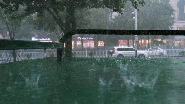 出行提示_強(qiáng)降雨出行安全指南_暴雨天氣出行注意事項