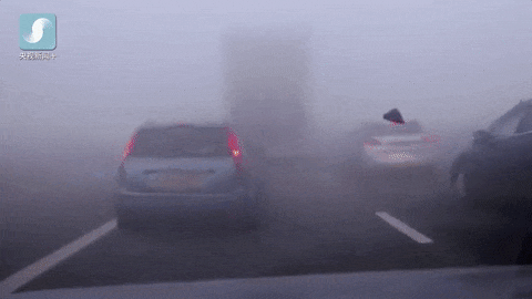 秋冬交通安全指南_路面濕滑黏膩能見度驟降_出行提示