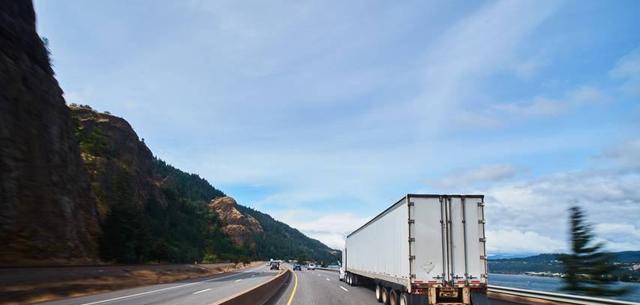 路況_美國(guó)公路路況差_卡車司機(jī)道路磨損