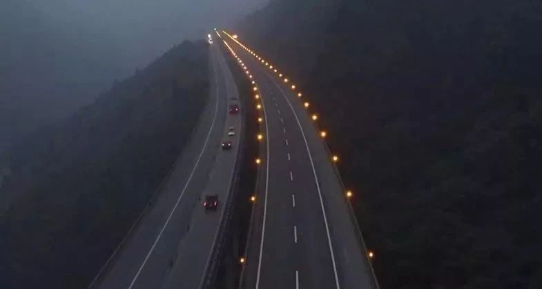 出行提示_低能見(jiàn)度行車(chē)技巧_霧天行車(chē)安全常識(shí)