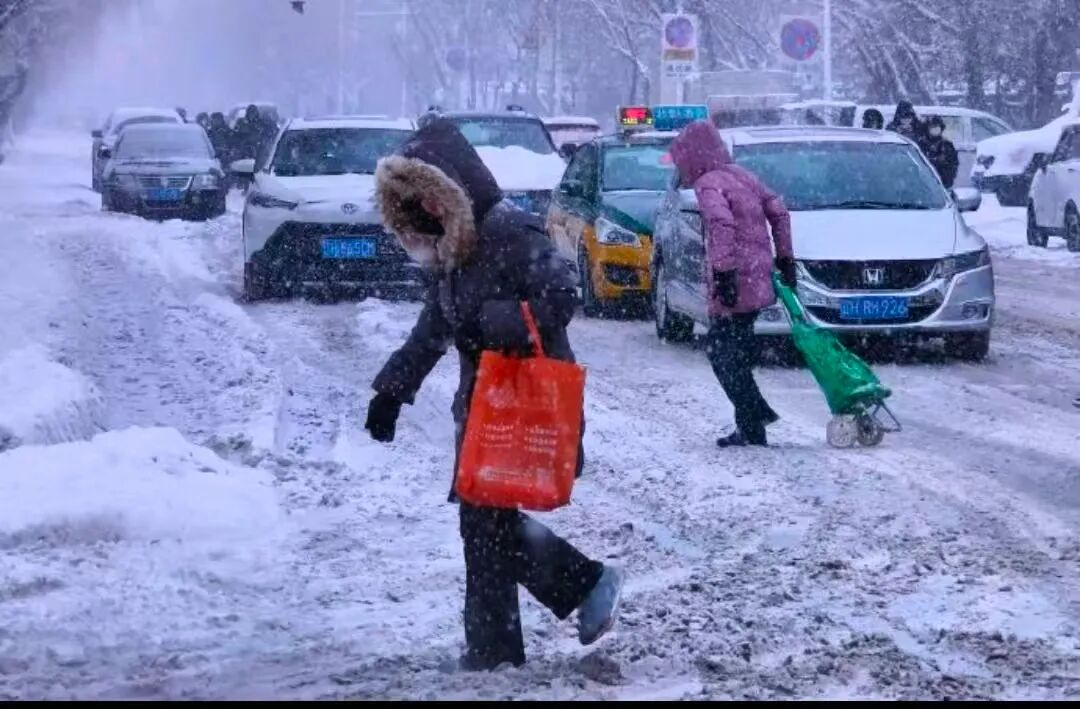 出行提示_駕駛雪天車輛的安全技巧_駕車出行前的準備