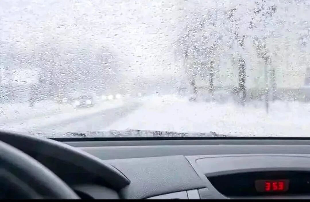 駕車(chē)出行清理車(chē)輛積雪檢查車(chē)燈剎車(chē)輪胎_出行提示_駕駛過(guò)程中控制車(chē)速保持車(chē)距使用燈光謹(jǐn)慎轉(zhuǎn)彎避免超車(chē)