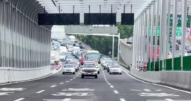 新能源車占比增長_上海交通擁堵升級(jí)_限行