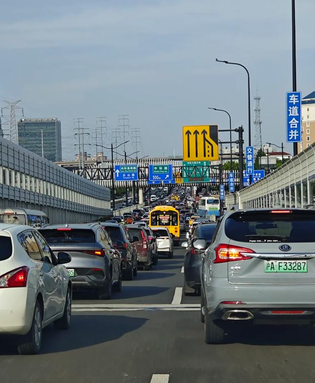 新能源車占比增長_限行_上海交通擁堵升級(jí)