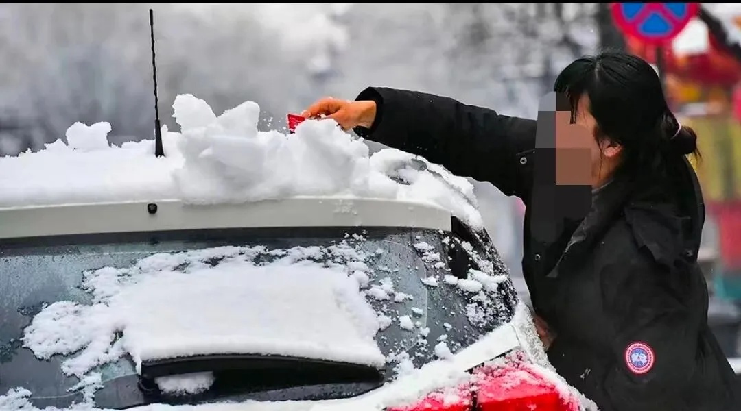 駕駛過(guò)程中控制車(chē)速保持車(chē)距使用燈光謹(jǐn)慎轉(zhuǎn)彎_駕車(chē)出行清理車(chē)輛積雪檢查車(chē)燈剎車(chē)輪胎_出行提示