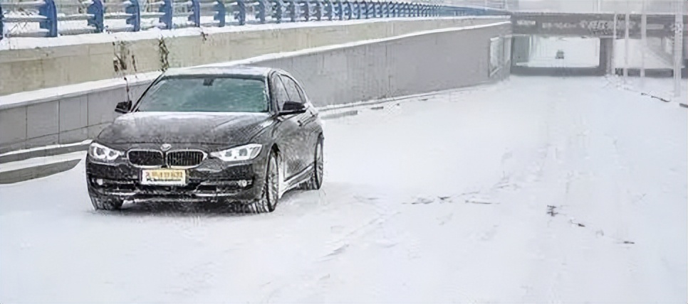 出行提示_雪天出行安全注意事項_雪天步行防滑防摔防砸攻略