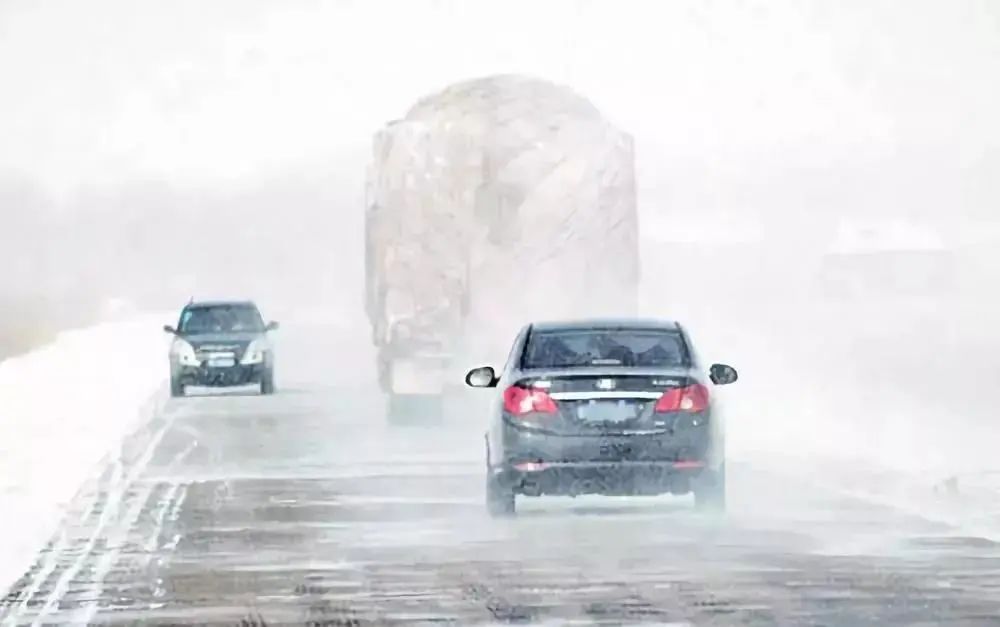 降雪天氣開車注意事項(xiàng)_雪地行車安全技巧_出行提示