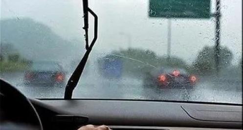 雨雪天氣駕駛技巧_雨雪天行車安全_出行提示