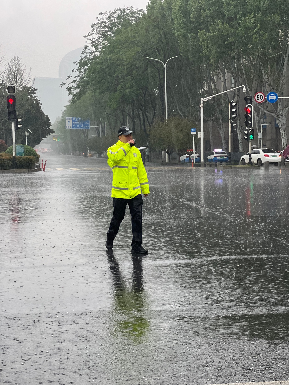 武漢雨天晚高峰交通壓力_出行提示_武漢交警惡劣天氣應急預案