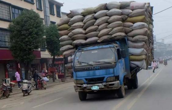 非法改裝貨車(chē)危害_貨車(chē)超載安全隱患_出行提示